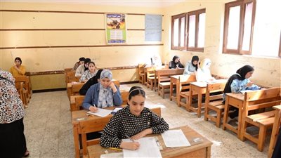 طلاب الشهادة الإعدادية يؤدون امتحان الإنجليزي في 595 لجنة بالدقهلية غدا