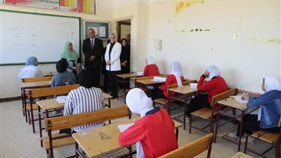 نائب محافظ الوادي الجديد تتفقد سير امتحانات الشهادة الإعدادية بالخارجة (صور)