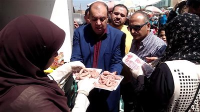 ضبط سيارتين تحملان لحوما فاسدة قبل بيعها بسوق أجا في الدقهلية (صور)