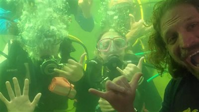 رجل يسجل رقمًا قياسيًا للعيش تحت الماء