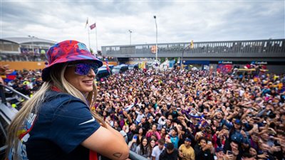 لاعبو برشلونة يحتفلون بلقب الدوري مع الجماهير في شوارع كتالونيا (فيديو)