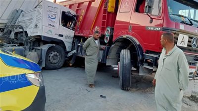 حادث تصادم بين سيارتي نقل بالطريق الإقليمي (صور)