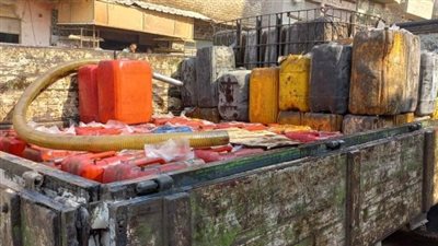 التحفظ على مركبة  أثناء تفريغ زيوت لإعادة تكريرها داخل مخزن شهيرة بالجيزة