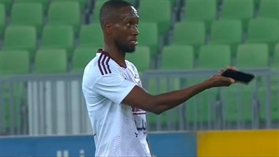 لاعب يعثر على هاتف محمول بأرضية ملعب مباراة بالدوري السعودي (فيديو)