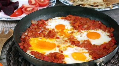 طريقة عمل الشكشوكة بالجبن والبسطرمة من الشيف توتا (فيديو)