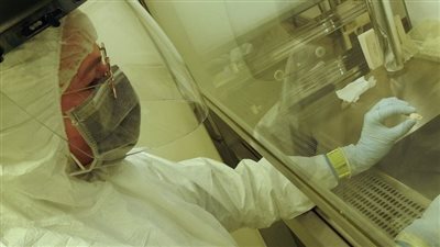 علماء يتمكنون من سحب الحمض النووي البشري من الماء والرمل والهواء