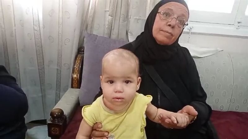 الطفلة مع مديرة دار