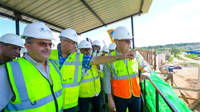 وزير الإسكان يتفقد سير العمل بمشروع سد ومحطة جوليوس نيريرى بتنزانيا