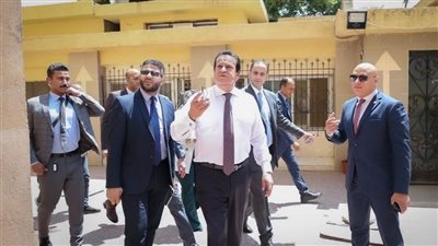 وزير الصحة يتفقد مستشفى دار السلام العام ويوجه بإعادة توزيع الفرق الطبية