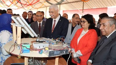 رئيس جامعة المنوفية يتفقد 20 مشروعا واختراعا لطلاب الهندسة الإلكترونية