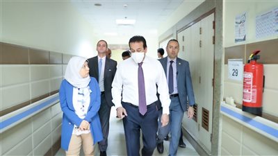 وزير الصحة في جولة مفاجئة بمستشفى 15 مايو النموذجي ويشيد بالتزام العاملين