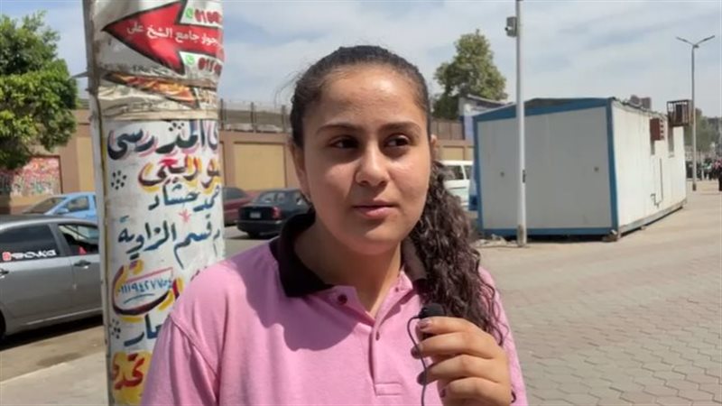 طالبة بالصف الثاني