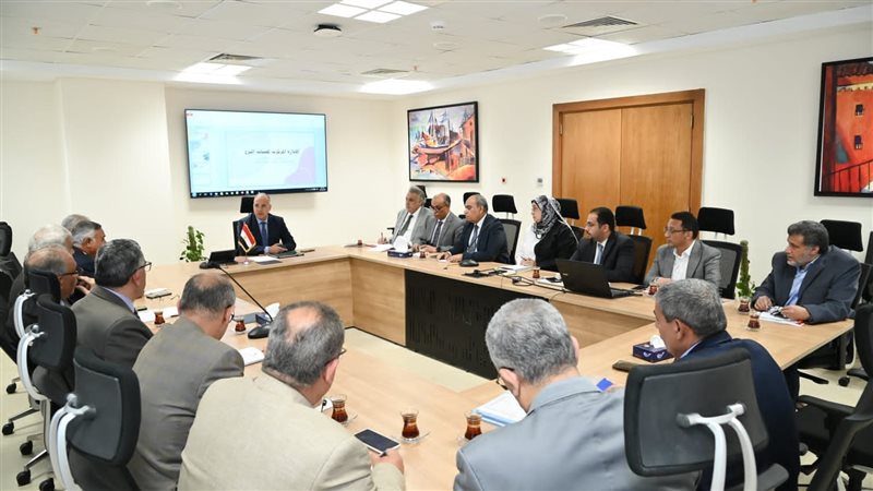 وزير الري خلال اجتماعه