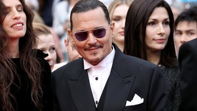 مهرجان كان، استقبال حافل لـ جوني ديب في قاعة السينما قبل عرض فيلمه (فيديو)