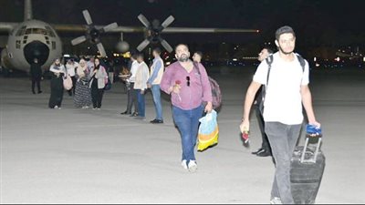 قاعدة شرق القاهرة الجوية تواصل استقبال المصريين القادمين من السودان (فيديو)