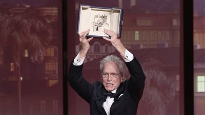 كان 76، مايكل دوجلاس مازحا بعد تكريمه: أنا أكبر سنًا من المهرجان