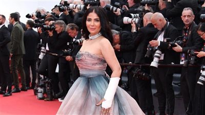 مهرجان كان، منى زكي تتألق على السجادة الحمراء وإصابة يدها تتصدر السوشيال ميديا (صور)
