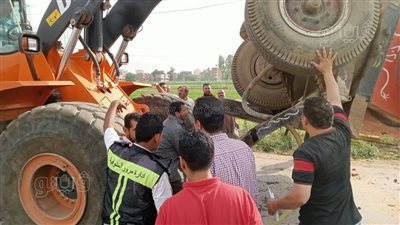 لحظة مطاردة رئيس مدينة الباجور لسائق جرار كسح يلقي مياه الصرف في مصرف (صور)