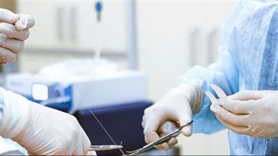 ابتكار خيوط جراحية ذكية تشعر بالالتهابات وتعالجها