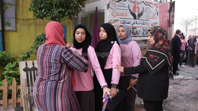  المراجعة النهائية وتفتيش الطلاب مشاهد من أمام لجان الشهادة الإعدادية بالقاهرة (صور)