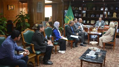 محافظ القليوبية يناقش آليات تفعيل المشروع القومي لتنمية الأسرة المصرية 