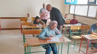 فرحة طلاب الشهادة الإعدادية بسهولة امتحان اللغة الإنجليزية بالوادي الجديد 