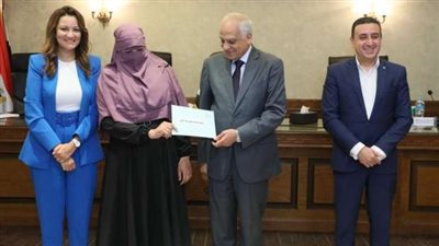 محافظ الجيزة يسلم منح مالية للمقبلات على الزواج