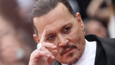 مهرجان كان، جوني ديب يلتقط السيلفي مع المعجبين في حفل الافتتاح (فيديو)