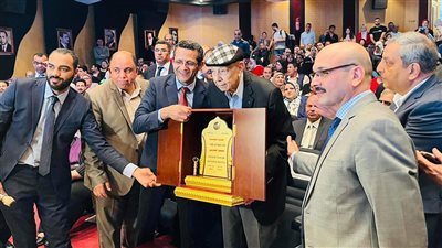 الكاتب محمد العزبي بعد فوزه بجائزة الصحفيين التقديرية: أسعد أيام حياتي 