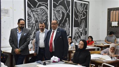 رئيس جامعة الأقصر يتفقد امتحانات كلية الفنون الجميلة