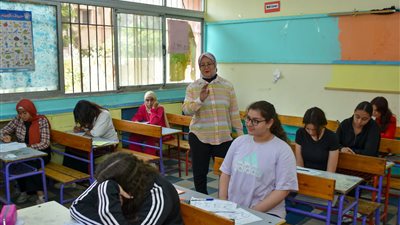 وكيل تعليم بورسعيد تتفقد لجان امتحانات الشهادة الإعدادية (صور)