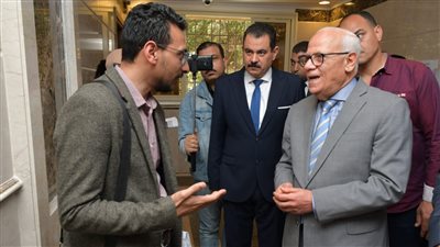 محافظ بورسعيد يتابع سير العمل بالمجمع الاسترشادي المطور (صور)