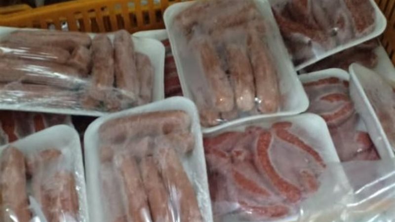 ضبط 2 طن سجق فاسد