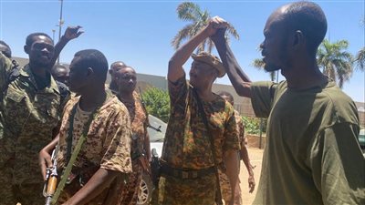 البرهان يظهر بالزي العسكري وسط جنوده بالخرطوم (صور)