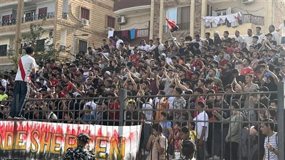  دخلة جماهير جمهورية شبين أمام بلدية المحلة بالشماريخ (فيديو) 