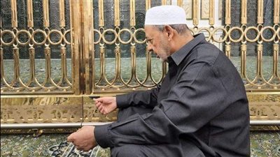 شيخ الأزهر بملابس الإحرام وداخل روضة المصطفى خلال أداء العمرة (صور) 