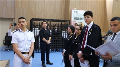 محاكمة صورية بجامعة المنصورة الجديدة تعالج قضية رشوة موظف (صور)