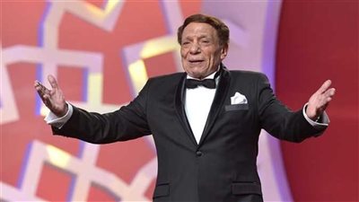 عادل إمام يداعب شريف عامر بسبب أبنائه: عايز تقول لي إنك ابن ناس وعيالك خواجات (فيديو)