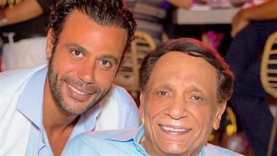 محمد إمام يحتفل بعيد ميلاد والده الزعيم على طريقته الخاصة (فيديو)