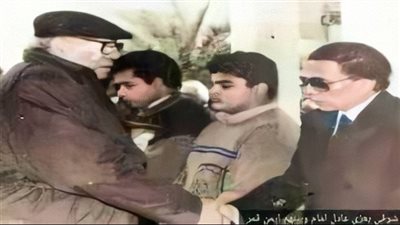 أيمن بهجت قمر ينشر صورة نادرة لـ عادل إمام في عزاء والده: فتحت عينيا على الحياة وهو في بيتنا