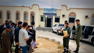 ليبيا ترحل 15 مصريا دخلوا إلى أراضيها بطريقة غير شرعية (صور)