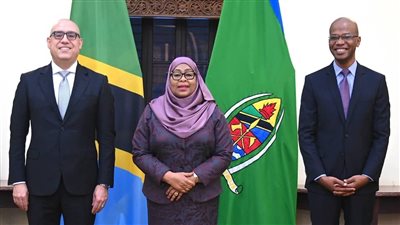 وزير الإسكان يسلم رسالة من السيسي لرئيسة تنزانيا