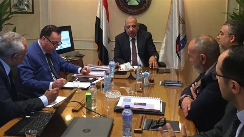 محمود عصمت وزير قطاع
