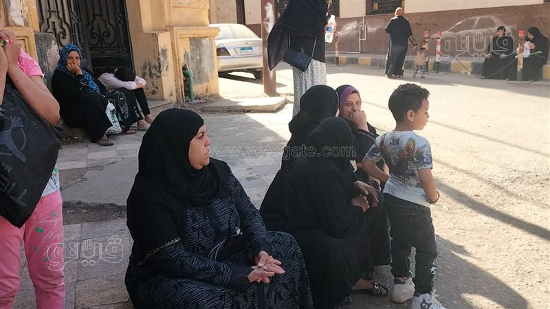 أولياء الأمور ينتظرون