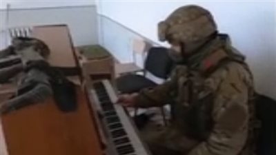 جندي أوكراني يعزف البيانو في باخموت| فيديو