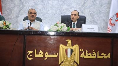 نائب محافظ سوهاج يلتقي خريجي البرنامج التدريبي لرفع مستوى أداء المحليات