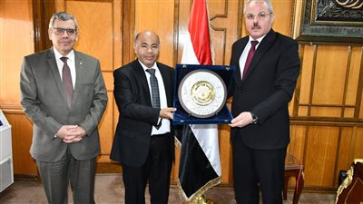 الملحقية الثقافية الليبية تمنح درعها لرئيس جامعة قناة السويس ونائبه (صور) 