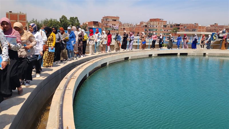الطلاب داخل المحطة،