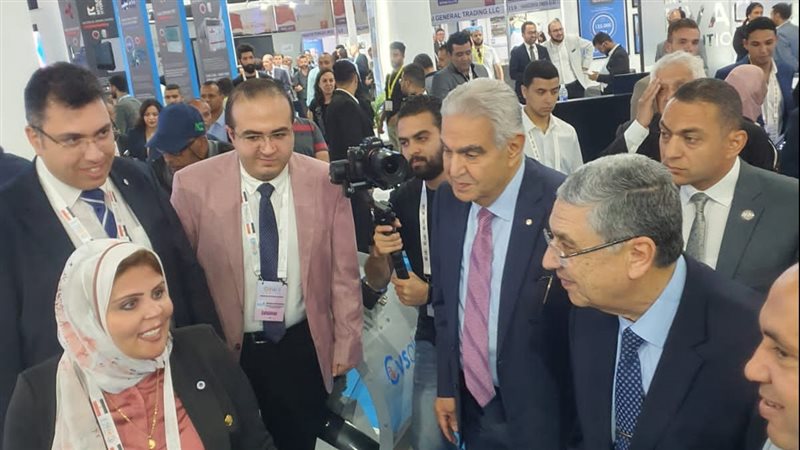 وزير الكهرباء يفتتح