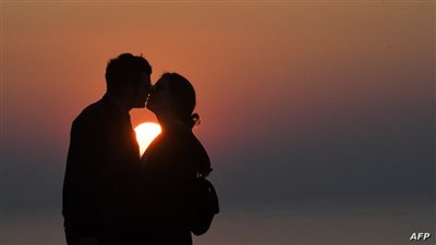 دلائل علمية تاريخية تعود بأصل التقبيل الرومانسي إلى مصر